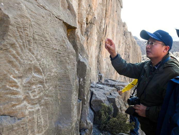 神秘的桌子山巖畫(huà)群