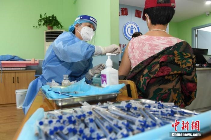 資料圖：市民來(lái)到醫(yī)院接種新冠疫苗。 楊華峰 攝