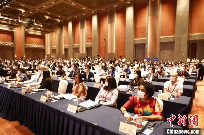 500余名專家學(xué)者、嘉賓代表以線上線下方式參加開幕式?！∈⒓样i 攝