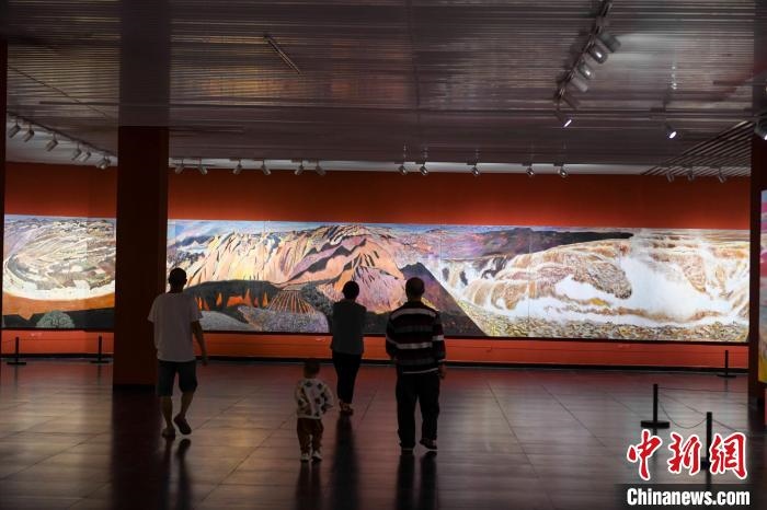 162米巨幅油畫長卷《黃河》吸引市民駐足觀看?！钊A峰 攝