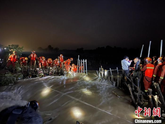 消防員分成左右兩路，同時發(fā)起決口封堵總攻?！￠Z旭輝 攝