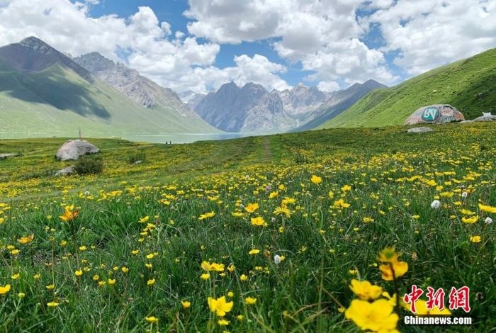 位于青海省果洛藏族自治州久治縣的年保玉則意為“神圣不可侵犯的地方”，山形如蓮花，總面積3469平方公里，保存有冰蝕地貌、冰磧地貌、現(xiàn)代冰川等地質(zhì)遺跡，有“天神后花園”之稱。
<a target='_blank' href='http://www.chinanews.com/'>中新社</a>記者 孫睿 攝