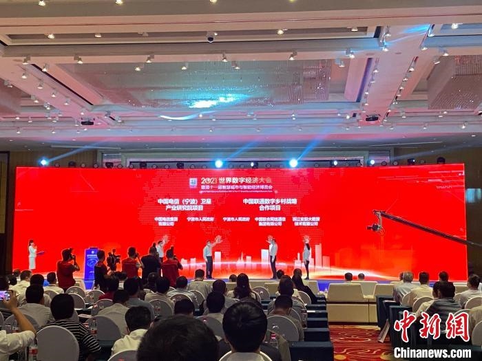 簽約現(xiàn)場?！×植?攝