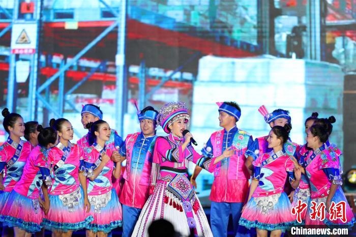 專場(chǎng)晚會(huì)上的民族歌舞表演?！涕L(zhǎng)嬌 攝