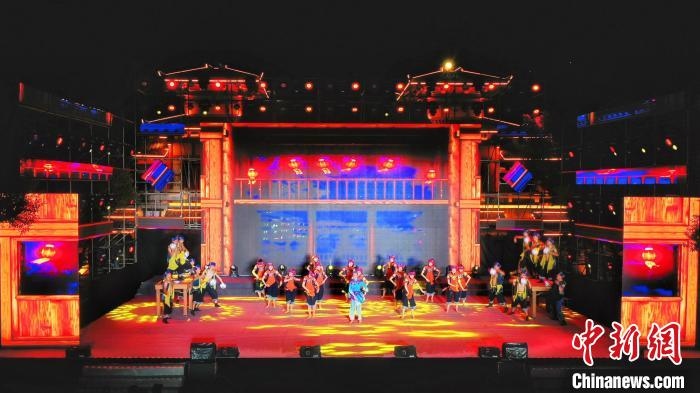 2021昭君文化旅游活動(dòng)專場(chǎng)晚會(huì)現(xiàn)場(chǎng)。　周星亮 攝