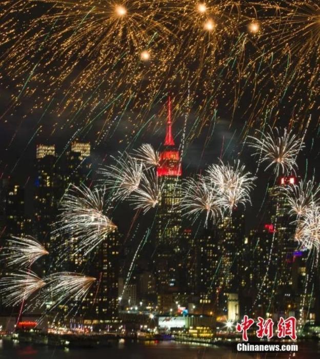 　　2018年，中國(guó)駐紐約總領(lǐng)事館前的哈德遜河上空燃放起焰火，慶祝中國(guó)狗年春節(jié)。