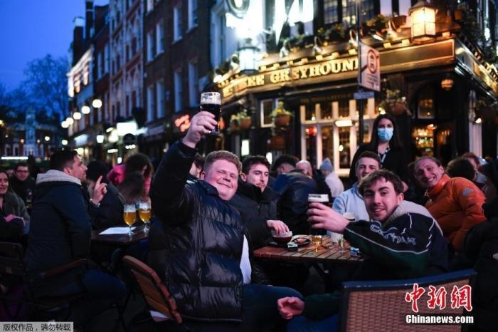 當(dāng)?shù)貢r間2021年4月12日，英國進入放松疫情封鎖措施的第二階段。商鋪、理發(fā)店、健身房等被允許重新開張，酒吧和餐館也可以在室外營業(yè)。據(jù)悉，酒吧解封的第一晚，倫敦大批民眾在市中心喝酒跳舞，場面宛如狂歡節(jié)。