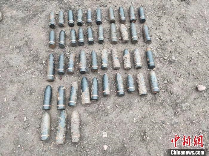 圖為發(fā)現(xiàn)的遺留炮彈?！√厝崭駱?lè) 攝