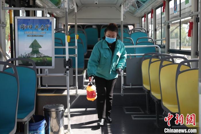 工作人員正在對(duì)公交車進(jìn)行消殺。　于晶 攝