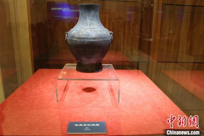 二級文物戰(zhàn)國時期漆蓋云紋銅壺?！≮w曉 攝