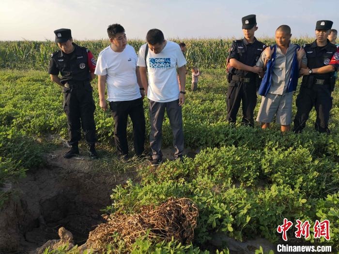 資料圖：犯罪嫌疑人辨認(rèn)作案現(xiàn)場。　嘉祥縣公安局供圖