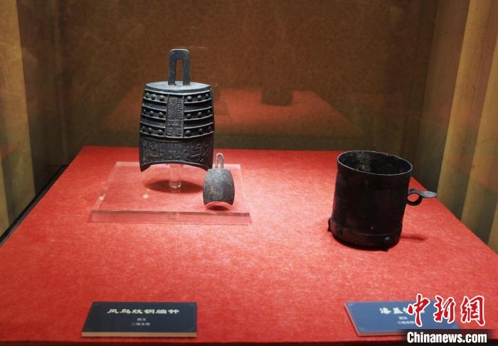 二級文物西漢鳳鳥紋銅編鐘、漆蓋銅卮?！≮w曉 攝