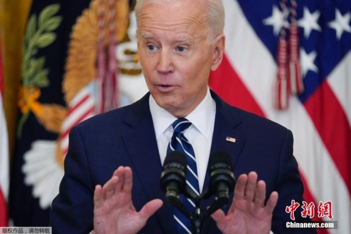 當(dāng)?shù)貢r(shí)間3月25日，美國(guó)總統(tǒng)拜登舉行了上任60多天來(lái)的首場(chǎng)正式新聞?dòng)浾邥?huì)，回答了邊境危機(jī)、控槍、基建計(jì)劃等熱點(diǎn)問(wèn)題。
