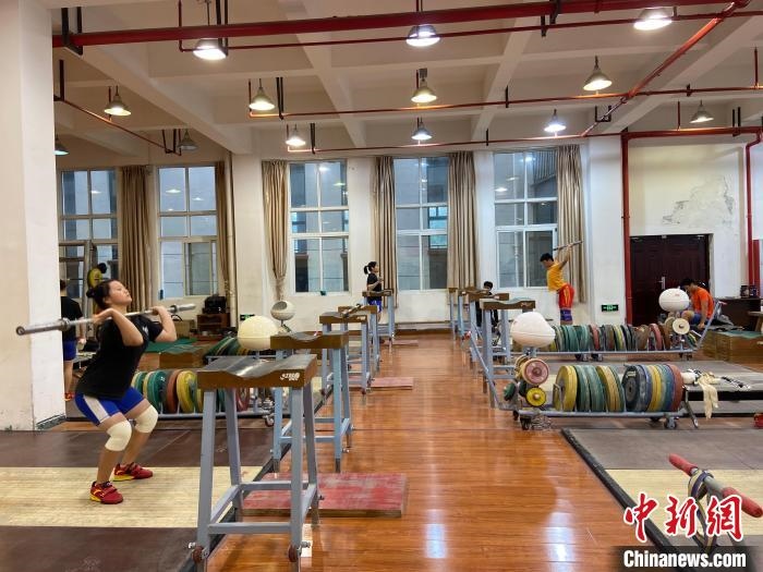 石智勇的師弟師妹們訓(xùn)練場景?！×植?攝