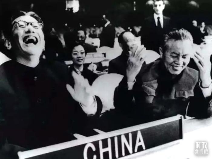 △1971年11月15日，以外交部副部長喬冠華(左一)為團(tuán)長、黃華(右一)為副團(tuán)長的中國代表團(tuán)，首次出現(xiàn)在聯(lián)合國大會上。(資料圖)
