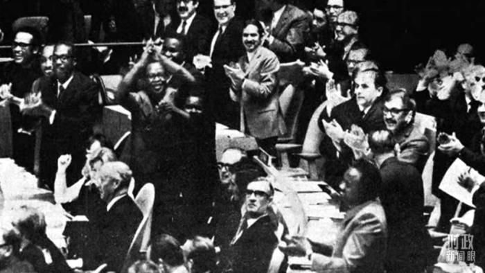 △第2758號決議通過后，現(xiàn)場爆發(fā)出熱烈歡呼聲。(資料圖)