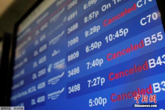 水管破裂造成第四航站樓的多家航班延誤或取消。圖為航站樓內的電子公告牌顯示航班信息。