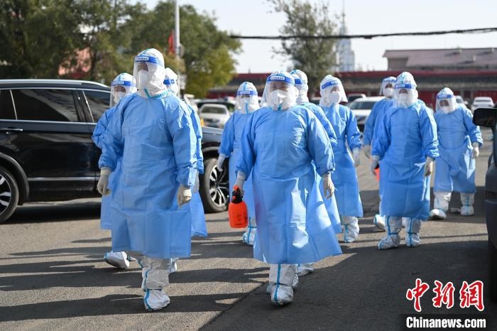 圖為醫(yī)務(wù)人員在封閉小區(qū)做防控工作。　劉文華 攝