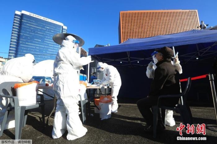 資料圖：韓國首爾，醫(yī)務人員對市民進行新冠病毒檢測。