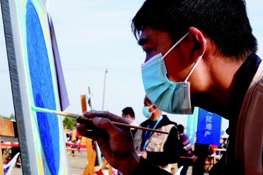 　　參加文物技能競賽彩畫項目的選手。