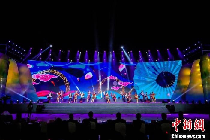 圖為中國·重慶秀山第二屆“金山銀山”文化旅游節(jié)開幕現(xiàn)場。　秀山縣文旅委供圖