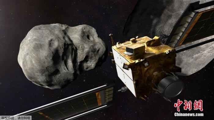 當(dāng)?shù)貢r(shí)間11月4日，法新社公布了兩張來(lái)自美國(guó)宇航局的太空效果圖，畫面顯示一艘宇宙飛船從小行星后面進(jìn)行撞擊。據(jù)悉，美國(guó)宇航局計(jì)劃讓一艘以每小時(shí)24000公里的速度飛行的宇宙飛船撞上一顆小行星以進(jìn)行“行星防御”測(cè)試，雖然地球尚且沒(méi)有面臨如此緊迫的危險(xiǎn)。