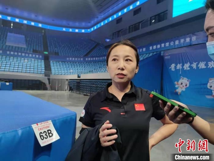 中國滑冰協(xié)會(huì)主席、前中國短道速滑隊(duì)主教練李琰表示，”冰雪惠民計(jì)劃“能推動(dòng)更多人上冰 郝凌宇 攝