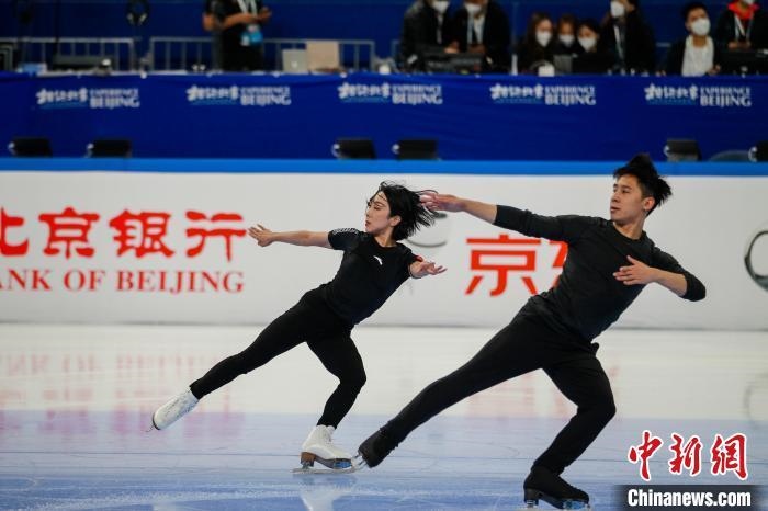 圖為隋文靜、韓聰在測試賽期間進(jìn)行官方訓(xùn)練 王洋 攝