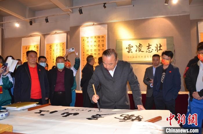 圖為“鐵軍老戰(zhàn)士”、著名書法家、解放軍報(bào)原副總編輯連俊義少將現(xiàn)場揮毫。　顏新陽 攝 攝