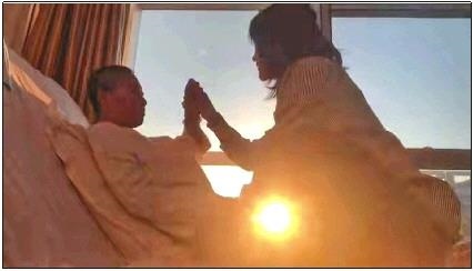 每天早上媽媽醒來后，母女倆都會(huì)迎著晨曦握手、擊掌?！∫曨l截圖