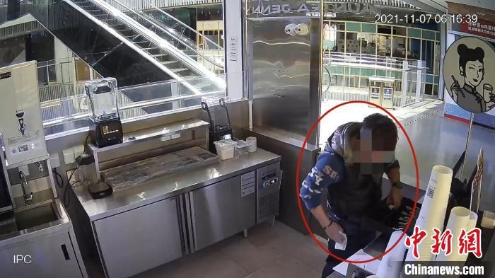 嫌疑人實施犯罪行為的監(jiān)控視頻?！↑S浦公安供圖