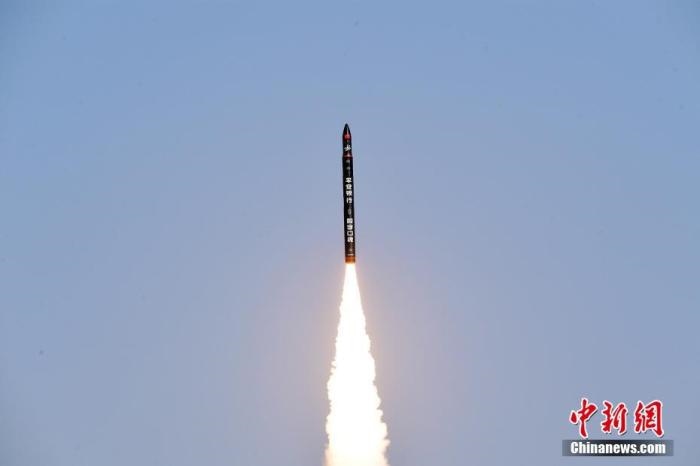 北京時間2021年12月7日12時12分，谷神星一號遙二運載火箭在中國酒泉衛(wèi)星發(fā)射中心成功發(fā)射升空，將搭載的天津大學(xué)一號、麗澤一號、寶醞號、金紫荊五號、金紫荊一號03星等5顆小衛(wèi)星順利送入預(yù)定軌道，發(fā)射任務(wù)獲得圓滿成功。汪江波 攝