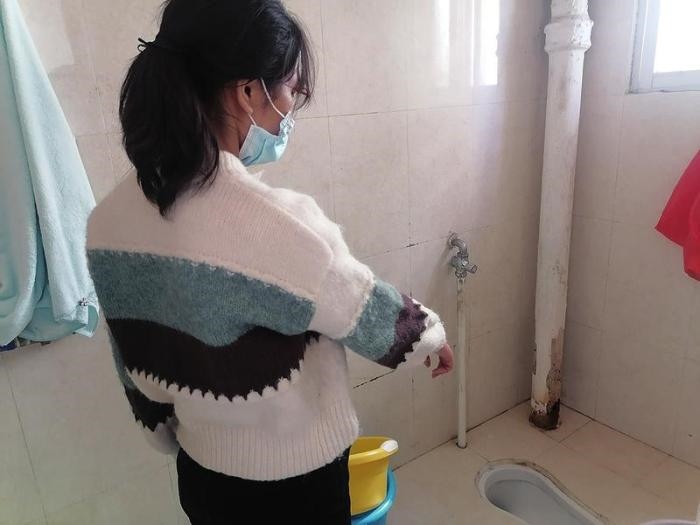  劉小姐在網(wǎng)上找人疏通出租屋里的廁所，被收費5380元