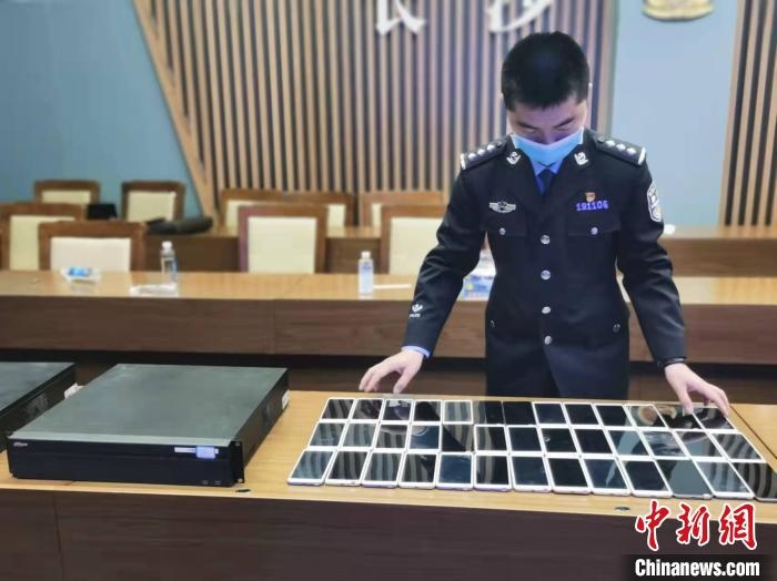 民警展示作案工具?！￠L沙市公安局供圖