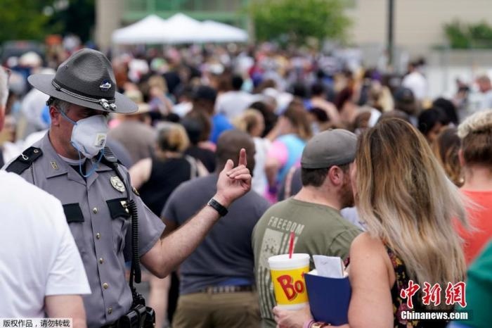 當(dāng)?shù)貢r(shí)間6月17日，美國肯塔基州國會大樓外，上千名在疫情期間失業(yè)的美國民眾在此排隊(duì)等候進(jìn)入大樓。據(jù)悉肯塔基州在疫情期間開設(shè)了臨時(shí)失業(yè)辦公室。