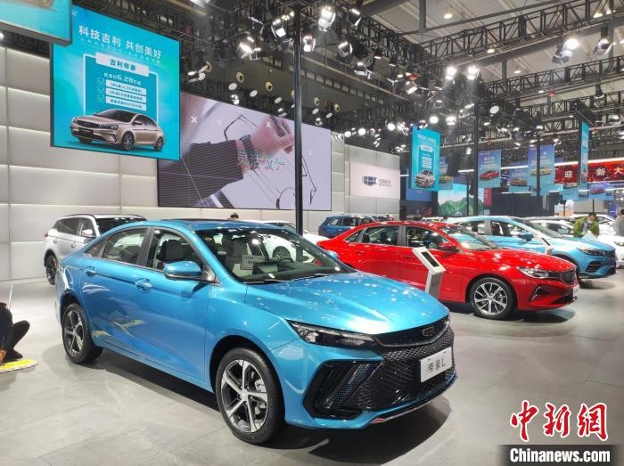 長(zhǎng)沙國(guó)際車(chē)展上展出的汽車(chē)?！√菩∏?攝