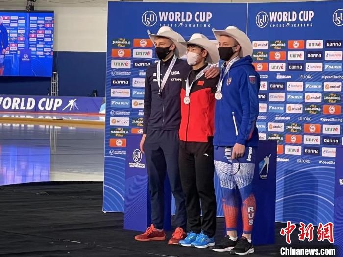 寧忠?guī)r在頒獎(jiǎng)儀式上?！『邶埥◇w育局提供