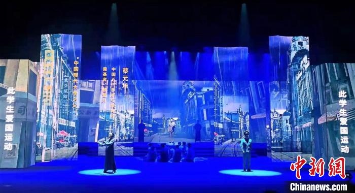 圖為“百年風(fēng)華”大型音樂史詩劇現(xiàn)場。　劉海靈 攝