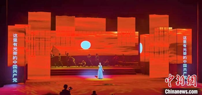 圖為“百年風(fēng)華”大型音樂史詩劇現(xiàn)場。　劉海靈 攝