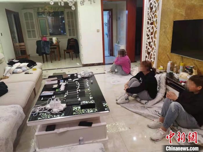 資料圖為果洛藏族自治州公安民警抓獲的犯罪嫌疑人?！‖斍呖h公安局供圖