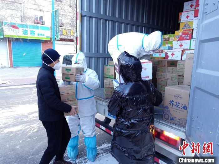 圖為滿洲里物資保障巡回補(bǔ)給車隊(duì)配貨現(xiàn)場(chǎng)?！∏靥饌?攝
