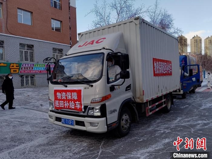 圖為滿洲里物資保障巡回補(bǔ)給車隊(duì)配貨現(xiàn)場(chǎng)?！∏靥饌?攝