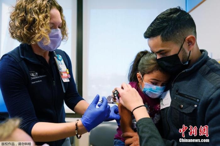 資料圖：當?shù)貢r間11月3日，美國華盛頓，國立兒童醫(yī)院為孩子接種疫苗。美國新冠疫苗接種進入了一個新階段，數(shù)百萬名小學生現(xiàn)在可以接種疫苗。