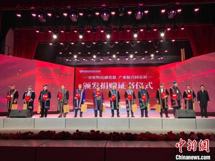 阿勒泰地區(qū)牧民靠企業(yè)的幫扶走上了致富道路?！」o琨 攝