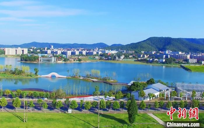 后湖藝術(shù)園?！√菩∏?攝