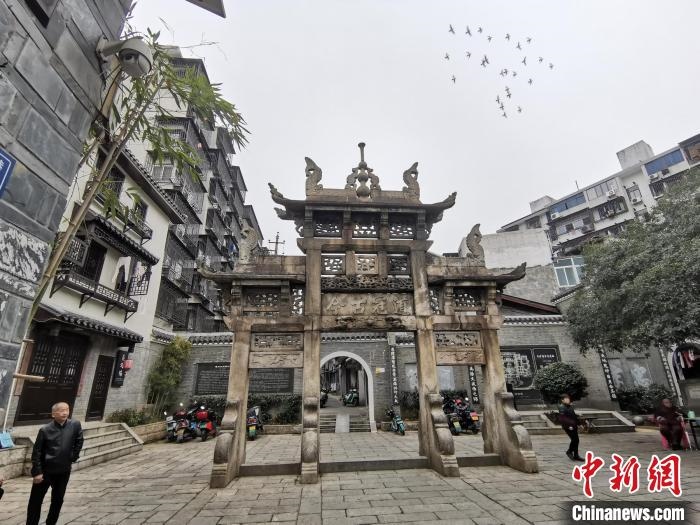 “道冠古今”牌坊?！×荷?攝