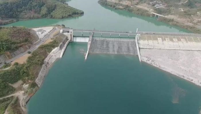 　　圖1 2021年12月7日，督察組使用無人機拍攝，保護區(qū)實驗區(qū)內的八吝大壩已建成，且未設置過魚設施