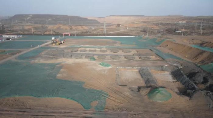 2021年12月11日，督察組使用無人機(jī)拍攝，神木市蘭炭產(chǎn)業(yè)特色園區(qū)檸條塔片區(qū)廢水集中處理設(shè)施僅完成部分基礎(chǔ)建設(shè)