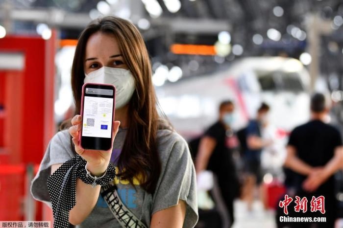 當(dāng)?shù)貢r(shí)間2021年9月1日，意大利米蘭，乘客在火車站出示的健康證明。