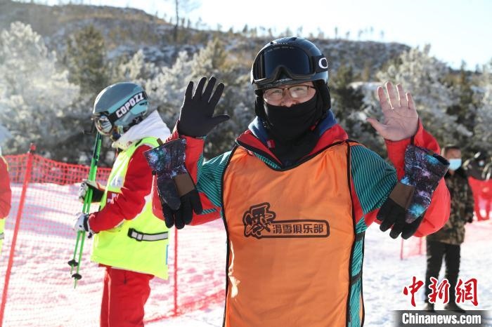 圖為滑雪場現(xiàn)場?！≡S婷 攝